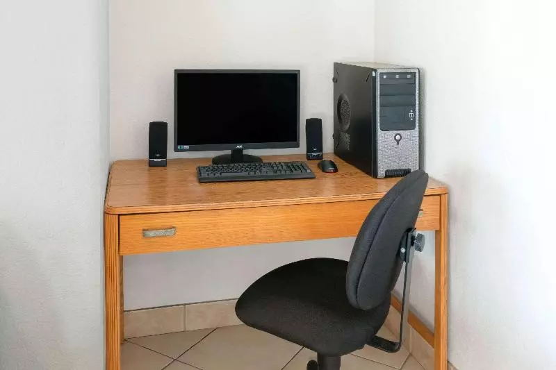 Отель Super 8 By Wyndham Fountain