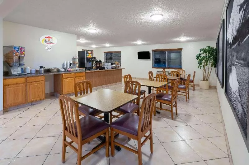 Отель Super 8 By Wyndham Fountain