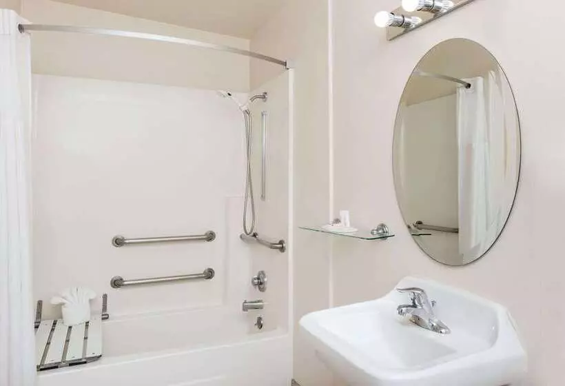 호텔 Super 8 By Wyndham Monterey