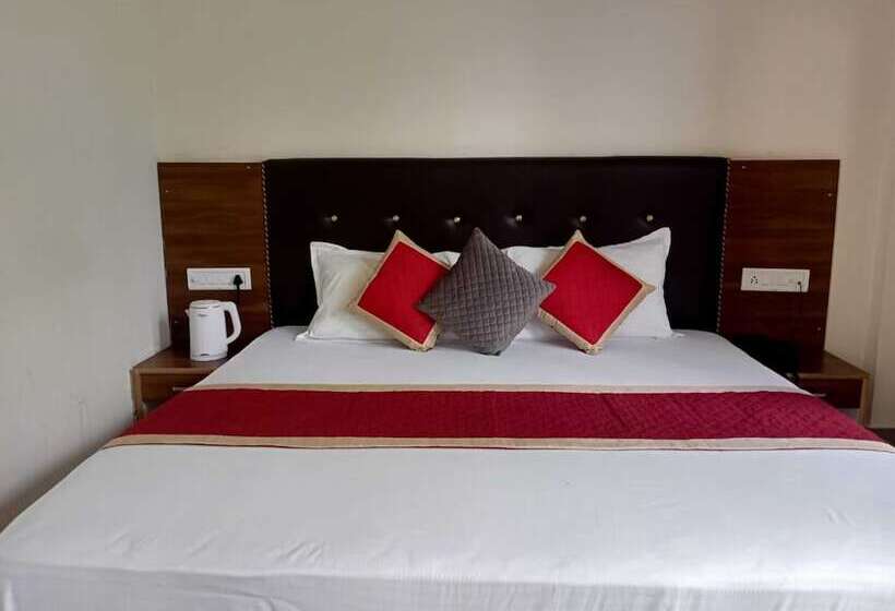 Отель Sunny Pines Resort