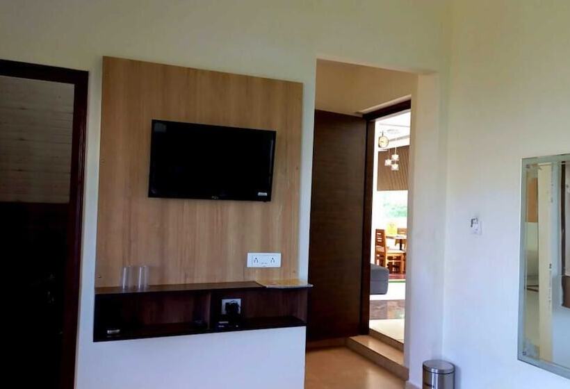 Отель Sunny Pines Resort