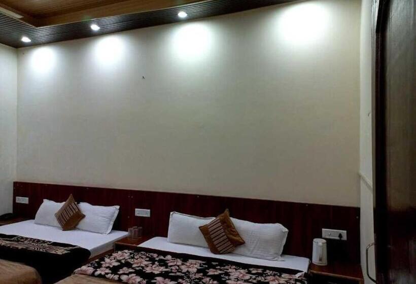 Отель Sunny Pines Resort