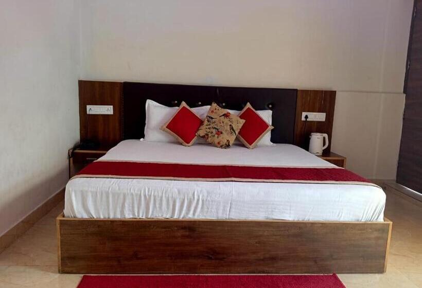 Отель Sunny Pines Resort