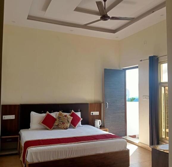 Отель Sunny Pines Resort