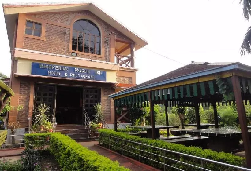ホテル Whispering Woods Inn