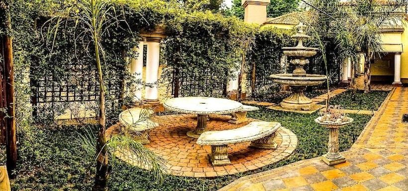 Pension Caesars Guesthouse & Conference Centre