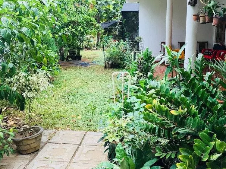 Aamiaismajoitus (B&B) Sudu Neluma Home Stay