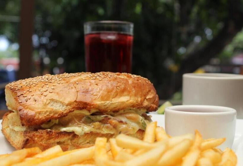 هتل Olas Permanentes El Zonte