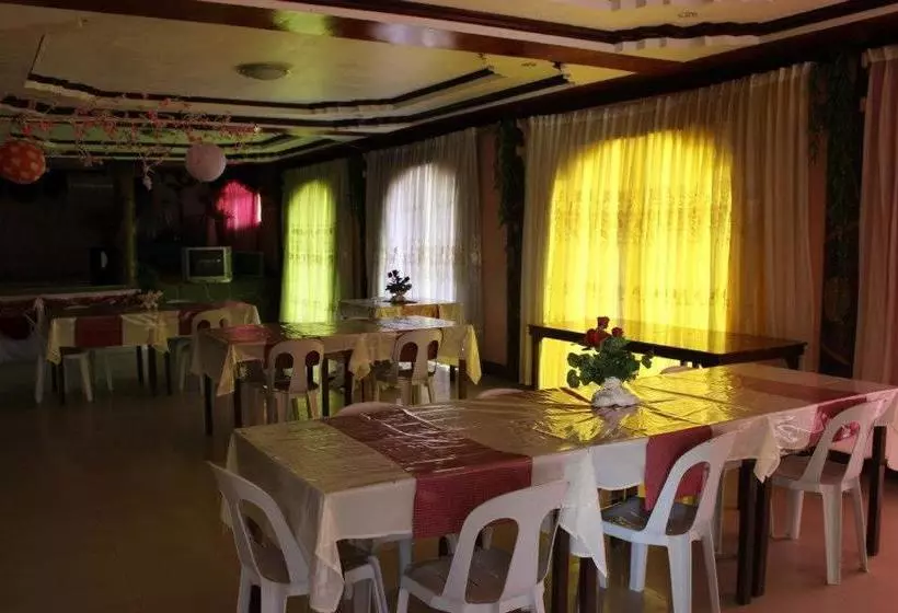 Hotelli Villa Limpia Beach Resort