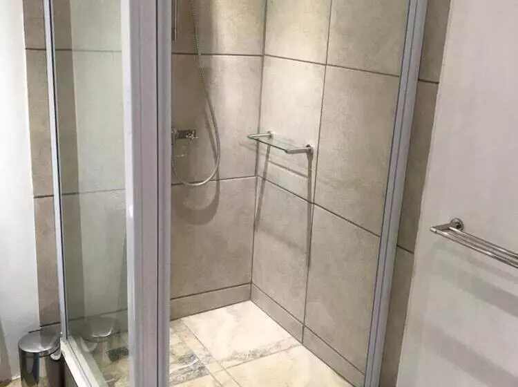 Majatalo Chilled Oaks