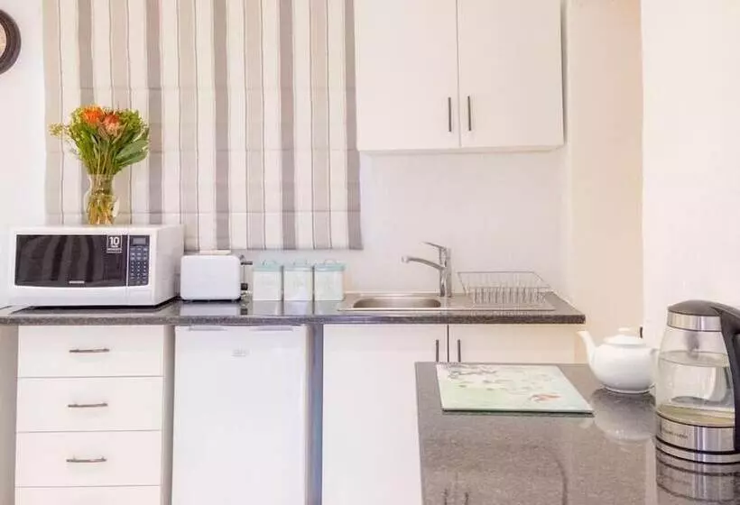 Majatalo Chilled Oaks