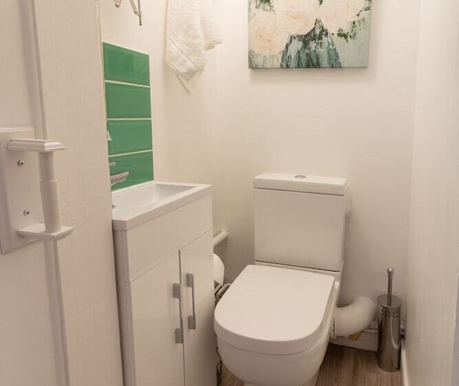 Пансион Valentia Lodge Serviced Accommodation