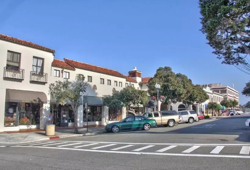 فندق Butterfly Grove Inn