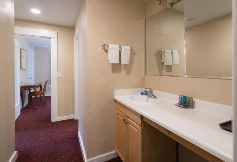 هتل Butterfly Grove Inn