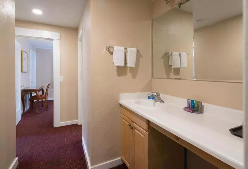 فندق Butterfly Grove Inn