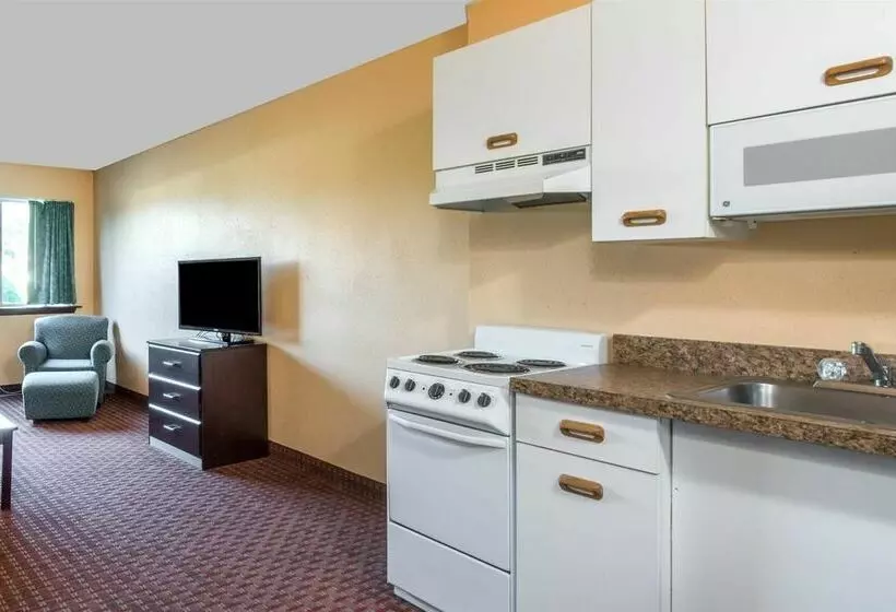 هتل Days Inn & Suites By Wyndham Groton Near The Casinos