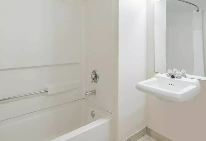 هتل Days Inn & Suites By Wyndham Groton Near The Casinos