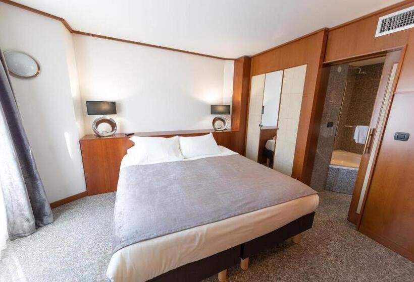 فندق Goldstar Apartments & Suites