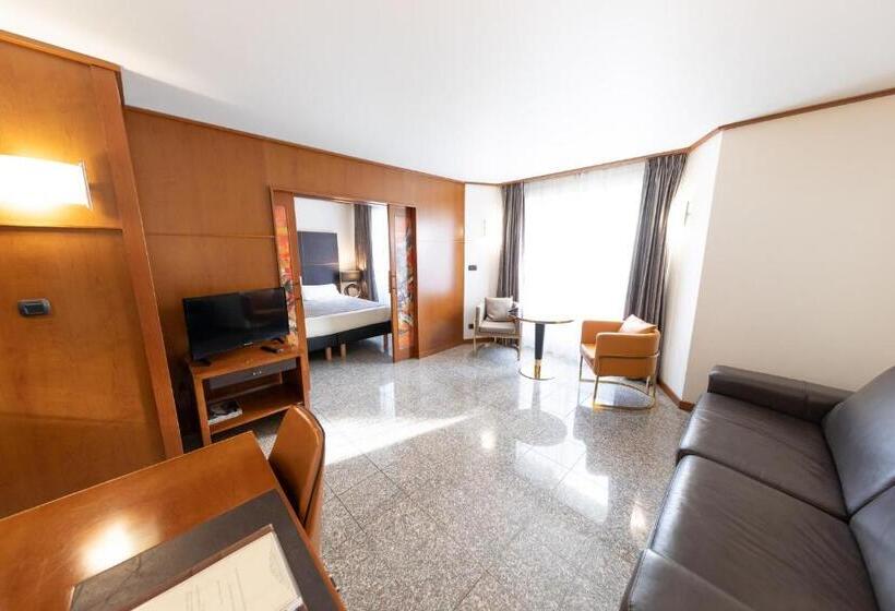 فندق Goldstar Apartments & Suites