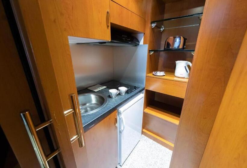 فندق Goldstar Apartments & Suites