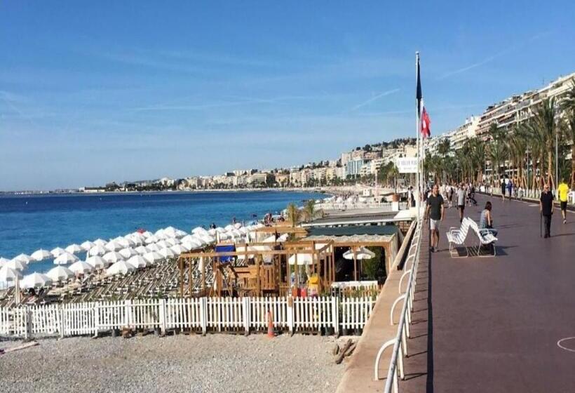 فندق Goldstar Apartments & Suites