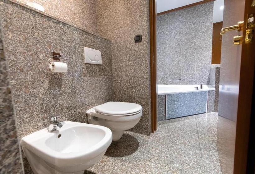 فندق Goldstar Apartments & Suites