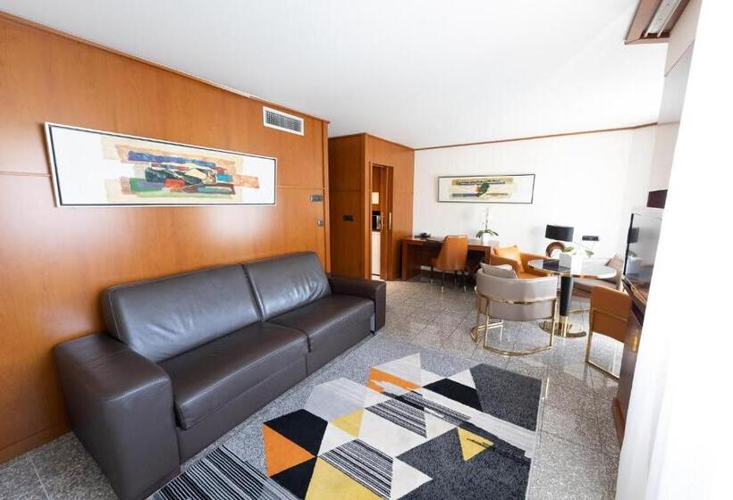 فندق Goldstar Apartments & Suites