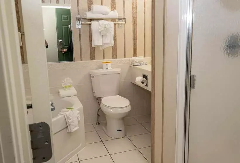 هتل Hilltop Inn & Suites, Near Foxwoods Casino