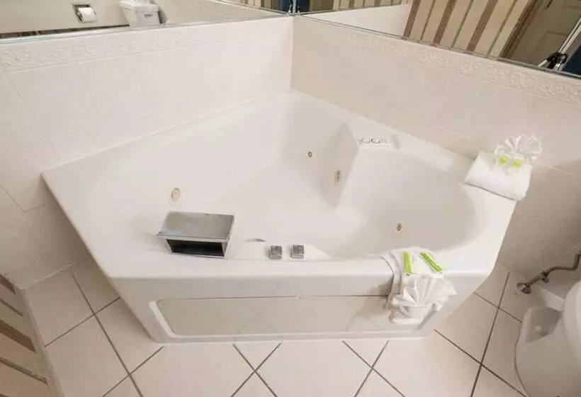 هتل Hilltop Inn & Suites, Near Foxwoods Casino