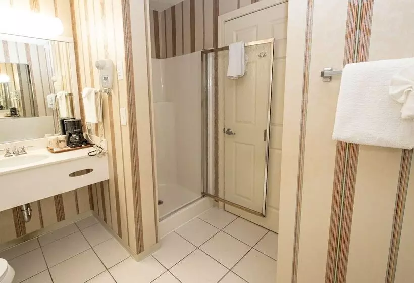 هتل Hilltop Inn & Suites, Near Foxwoods Casino