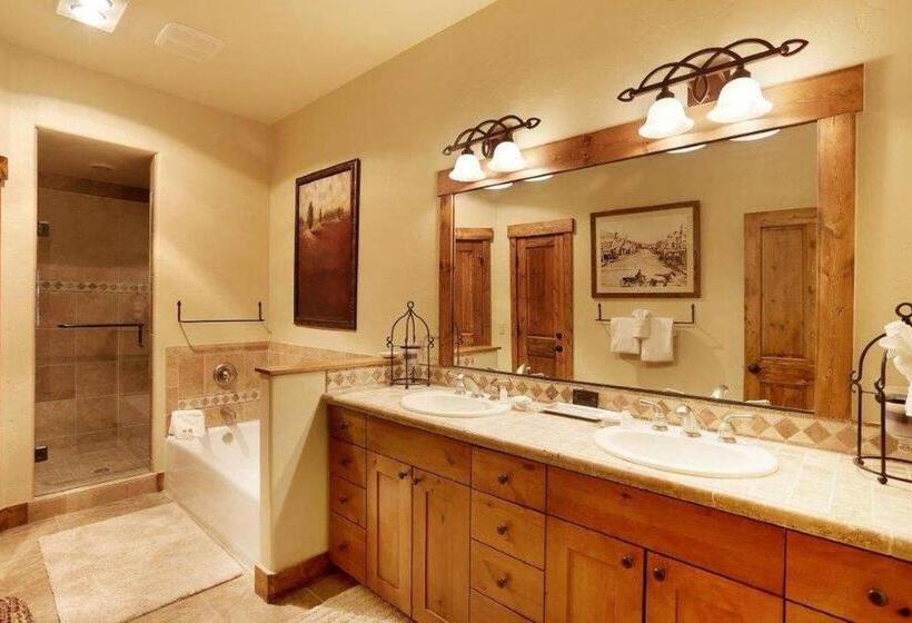 هتل Mountain Thunder Lodge