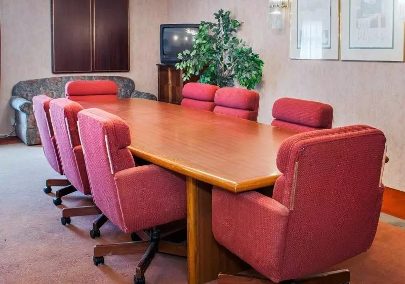 ホテル Quality Inn & Suites Greensburg I74