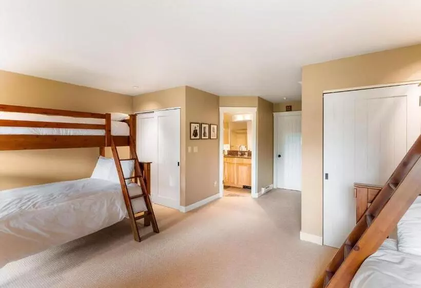 ホテル Ski Trail Retreat