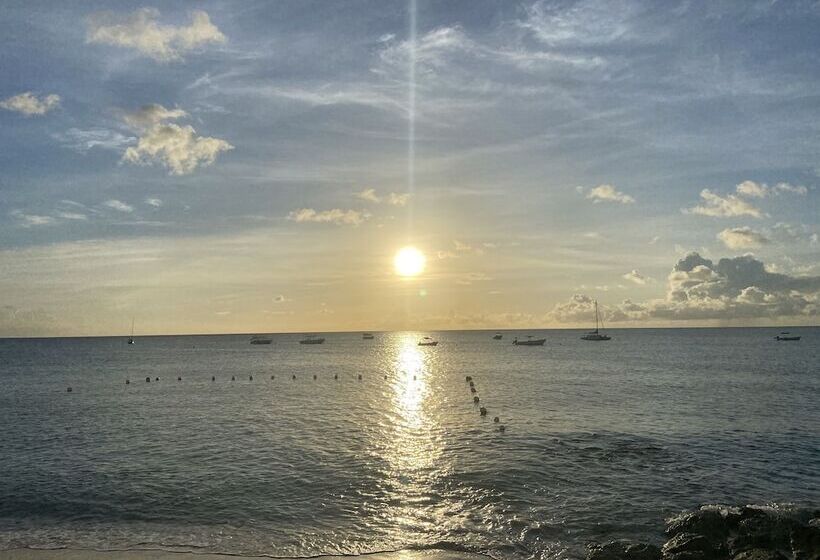 هتل Tropical Sunset Beach Apartment