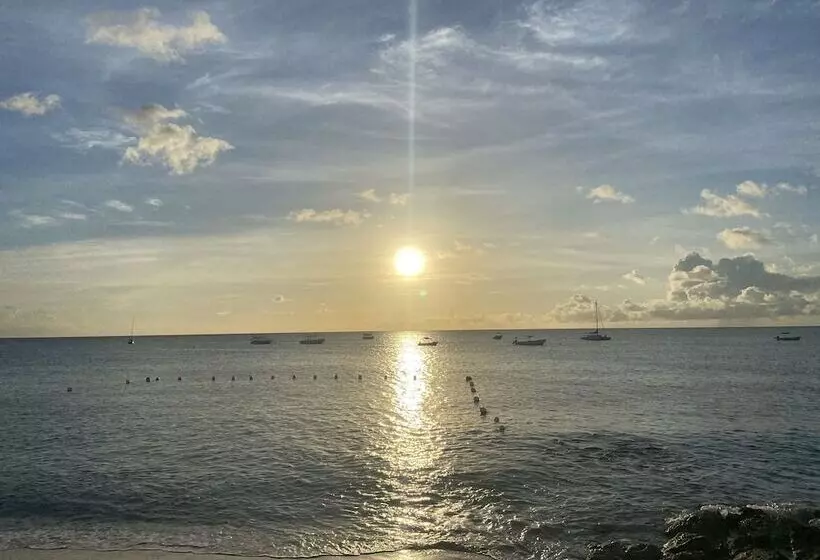 هتل Tropical Sunset Beach Apartment