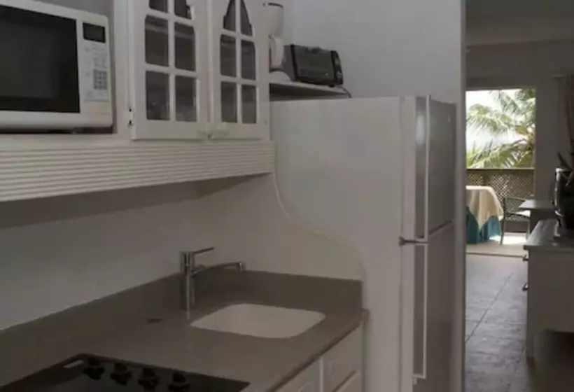 هتل Tropical Sunset Beach Apartment