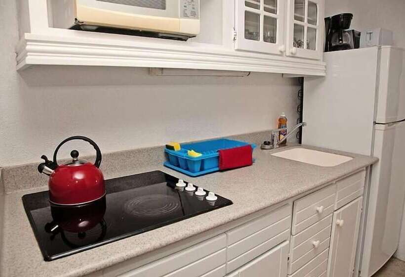 هتل Tropical Sunset Beach Apartment