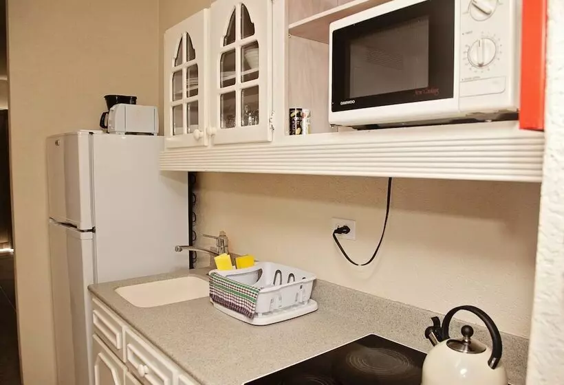 هتل Tropical Sunset Beach Apartment