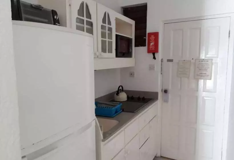 هتل Tropical Sunset Beach Apartment