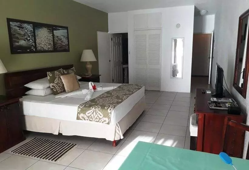 هتل Tropical Sunset Beach Apartment