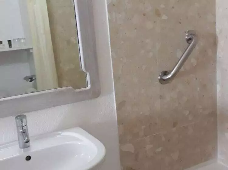 هتل Tropical Sunset Beach Apartment