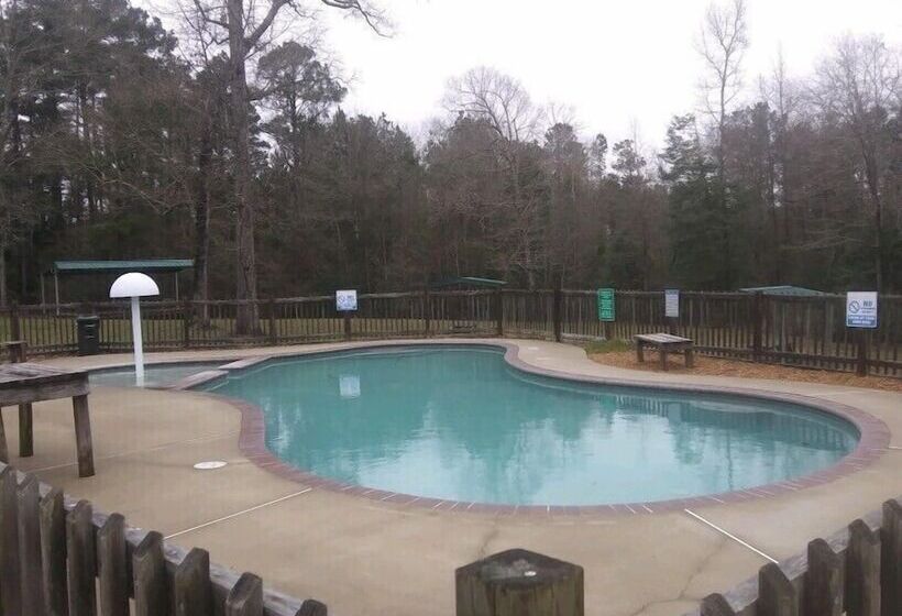 فندق صغير Whispering Creek Lodging & Rv Resort