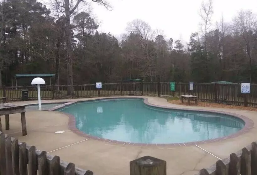 Retkeilymaja Whispering Creek Lodging & Rv Resort