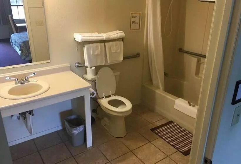 Retkeilymaja Whispering Creek Lodging & Rv Resort