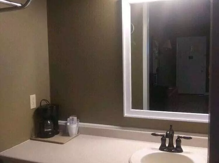 Retkeilymaja Whispering Creek Lodging & Rv Resort