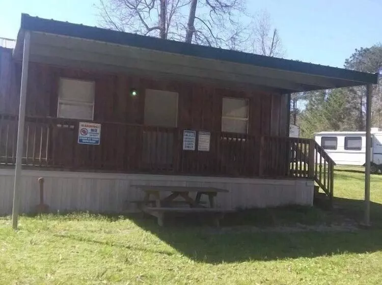 Retkeilymaja Whispering Creek Lodging & Rv Resort