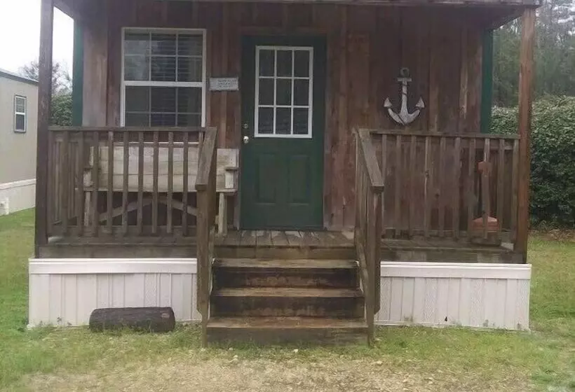 Retkeilymaja Whispering Creek Lodging & Rv Resort