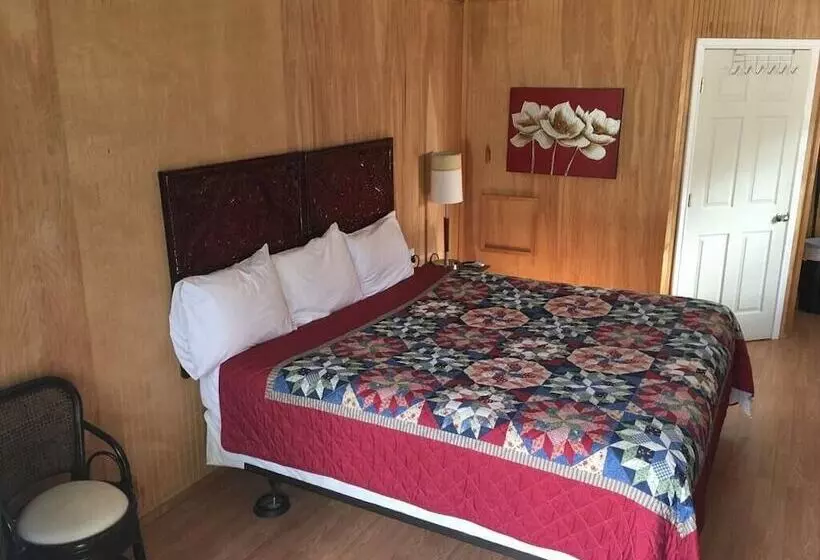 Retkeilymaja Whispering Creek Lodging & Rv Resort