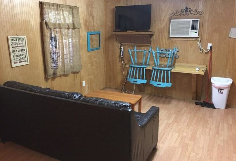 فندق صغير Whispering Creek Lodging & Rv Resort