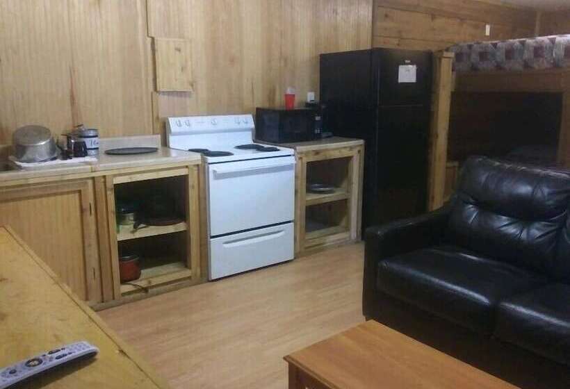 فندق صغير Whispering Creek Lodging & Rv Resort